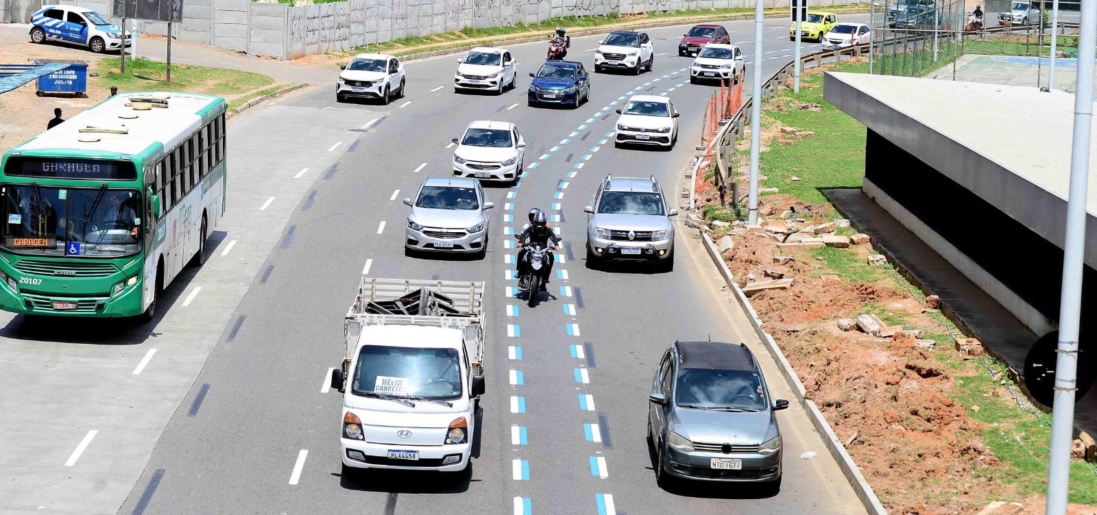 Duas avenidas de Salvador devem ganhar motofaixas nos próximos meses, diz Transalvador