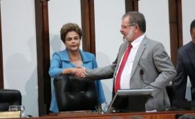 Desconforto? Dilma não pareceu muito à vontade ao lado de Marcelo Nilo