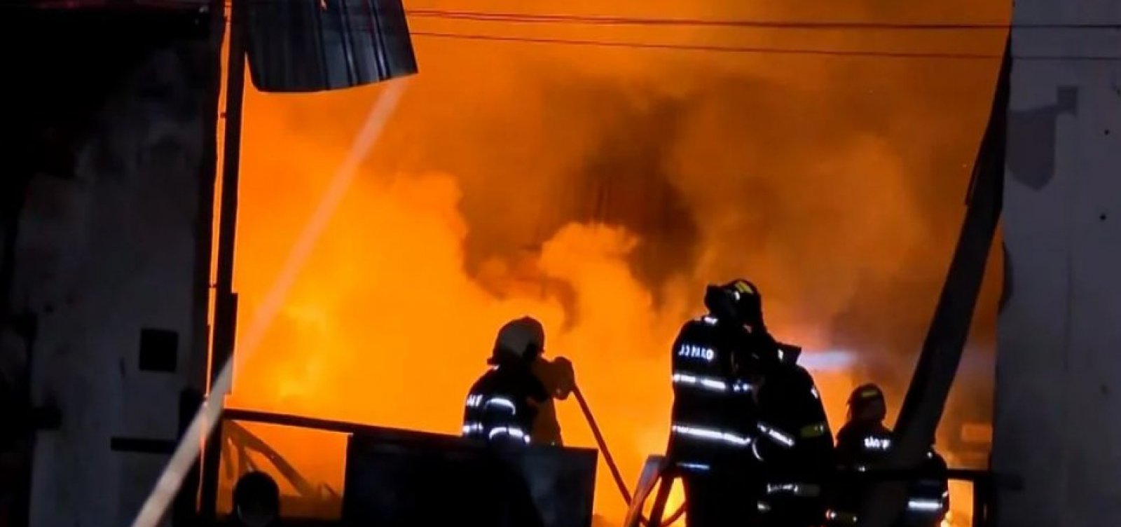 Incêndio de grandes proporções atinge fábrica em SP