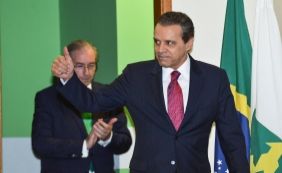 "Não quero criar constrangimentos ao governo", diz Alves em carta