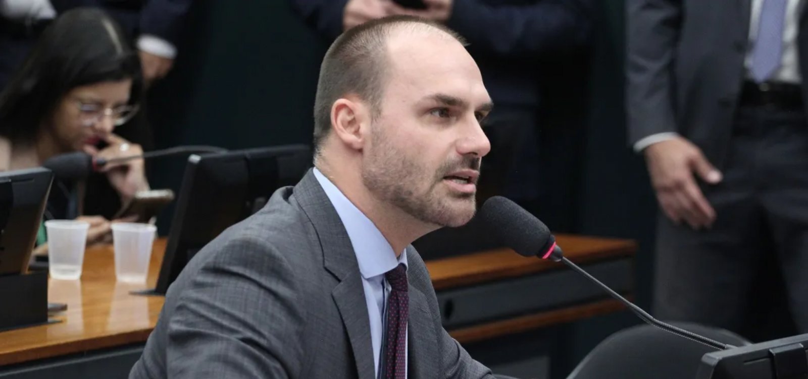 PGR pede condenação de Eduardo Bolsonaro ao STF por coação em processo