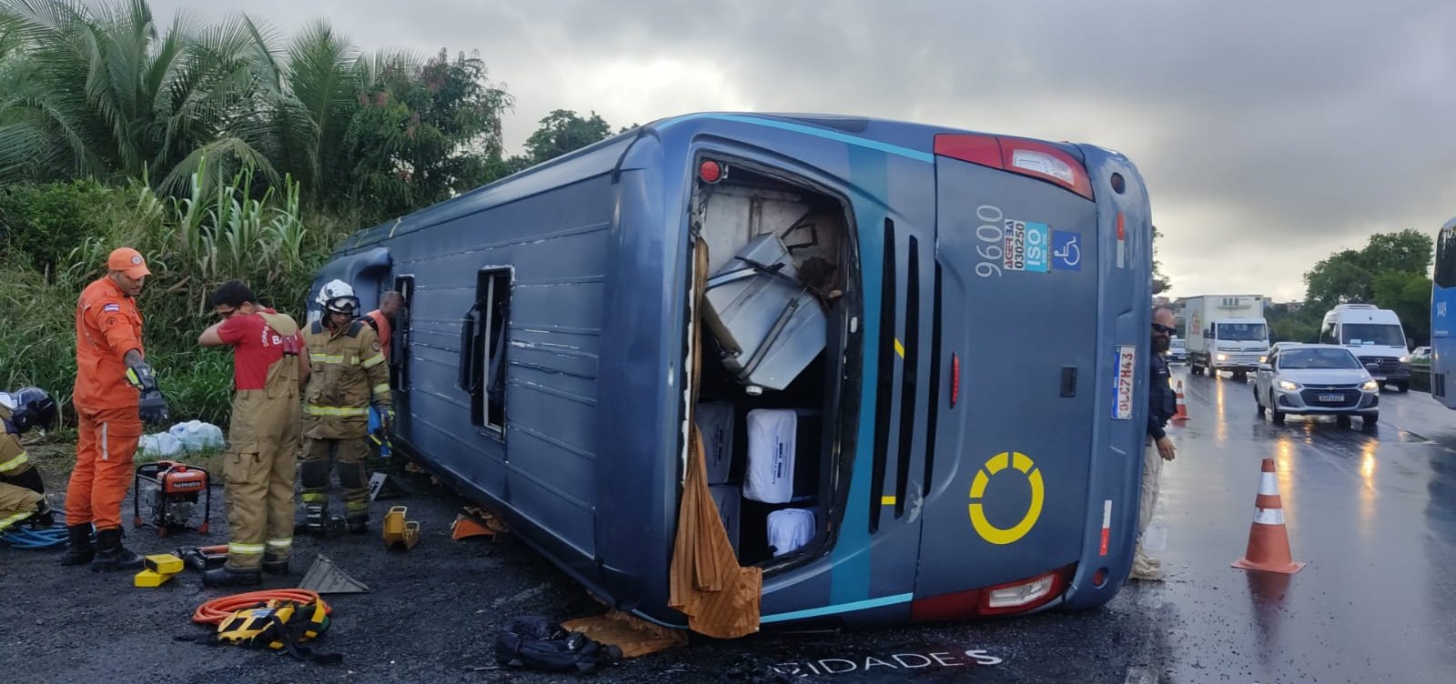 Ônibus tomba na BR-324 e deixa um morto
