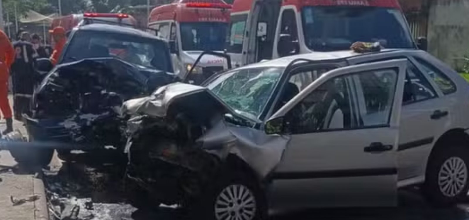 Idosa morre após colisão entre dois carros na Vila Laura em Salvador