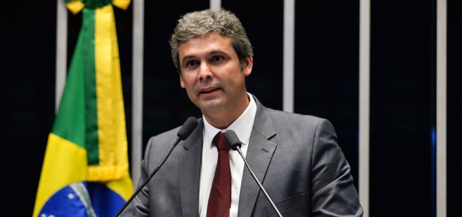 Lindbergh pede prisão de Flávio Bolsonaro após pagamento de Vorcaro     