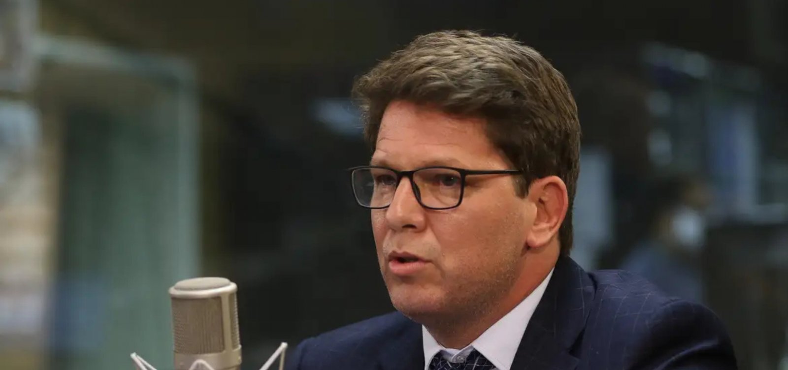 Mário Frias muda a versão e admite dinheiro de Vorcaro em filme sobre Bolsonaro