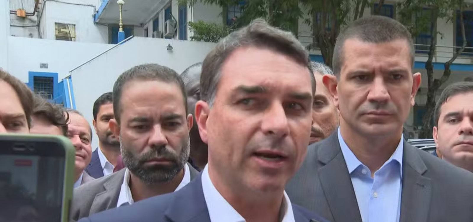“Não tenho que justificar nada para ninguém”, diz Flávio Bolsonaro sobre relação com Vorcaro