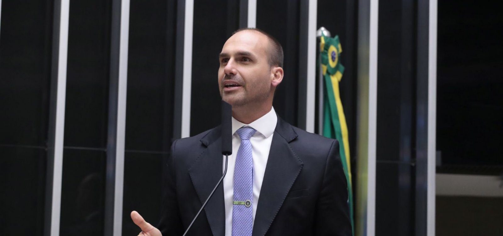 Eduardo diz que recebeu US$ 50 mil de reembolso em filme sobre Bolsonaro e que dinheiro não passou por fundo