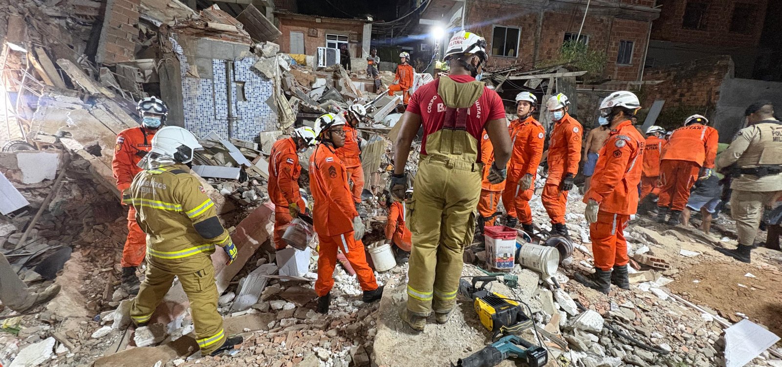Desabamento de prédio em Brotas deixa dois mortos e um desaparecido em Salvador