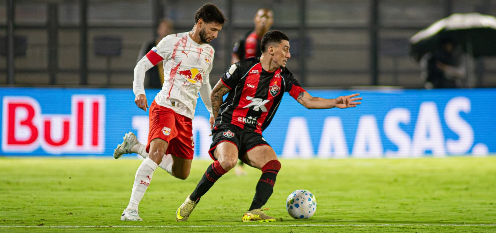 Com gol de goleiro, Vitória perde para o Red Bull Bragantino pelo Brasileirão