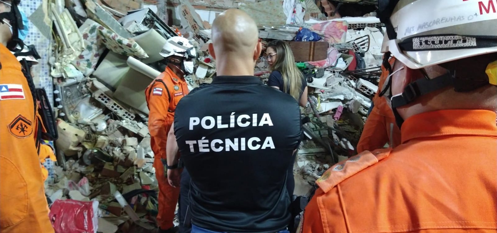 Após desabamento com três mortes, moradores são retirados de área de risco em Salvador