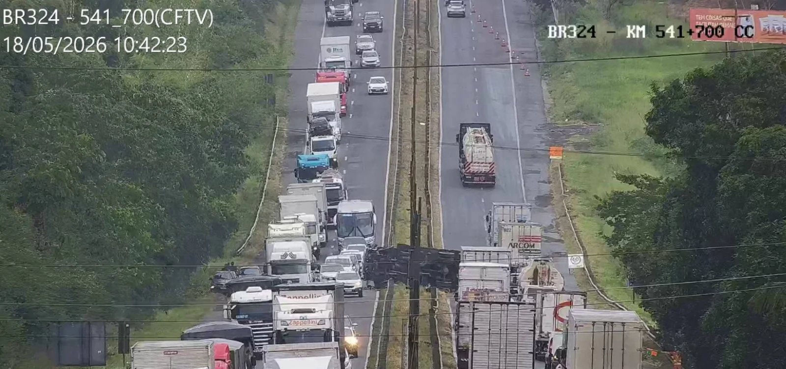 Caminhão tomba e interdita parcialmente trecho da BR-324 em Amélia Rodrigues