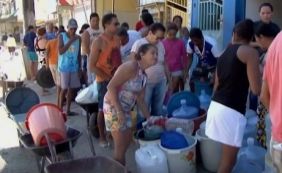 Com seca, moradores dormem em filas e 'brigam' por água em Itabuna 