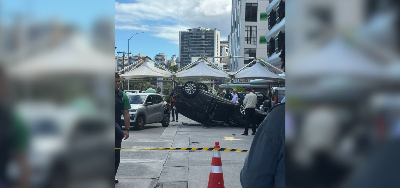Carro capota na Pituba após atingir veículos em centro comercial