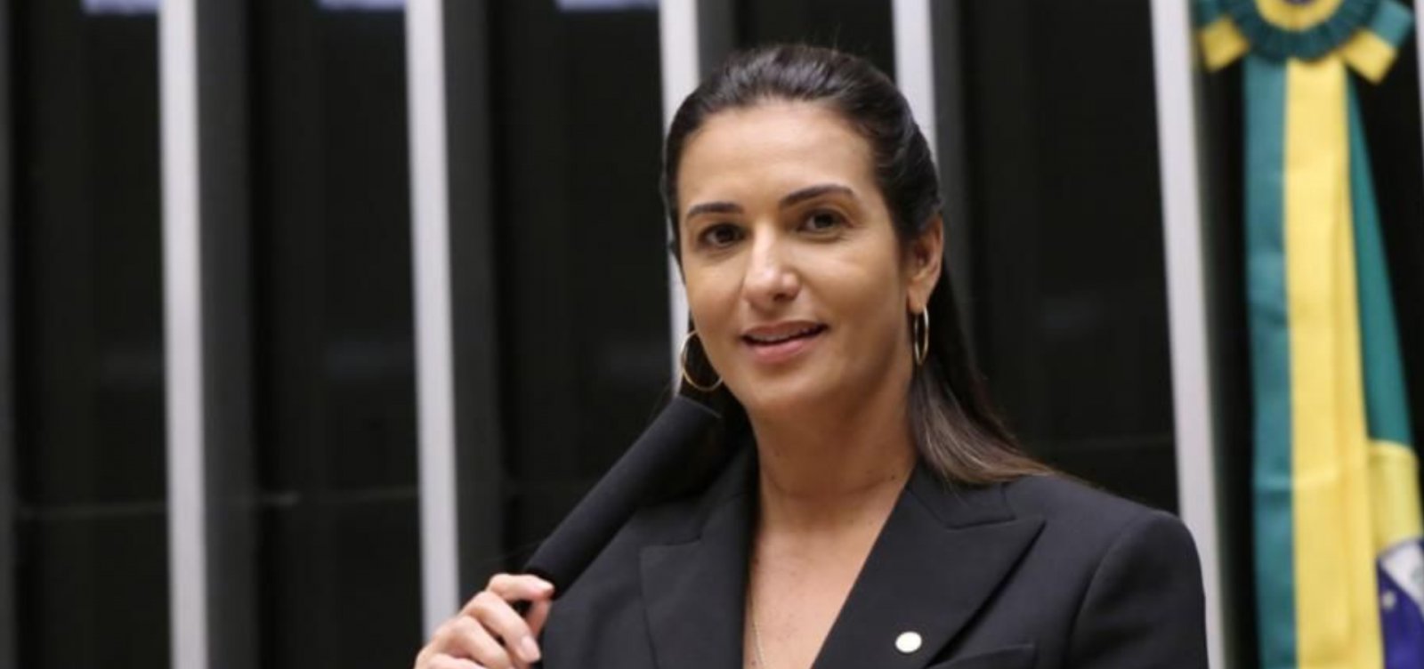Após repercussão, deputada baiana Roberta Roma retira apoio à proposta que adia fim da escala 6x1