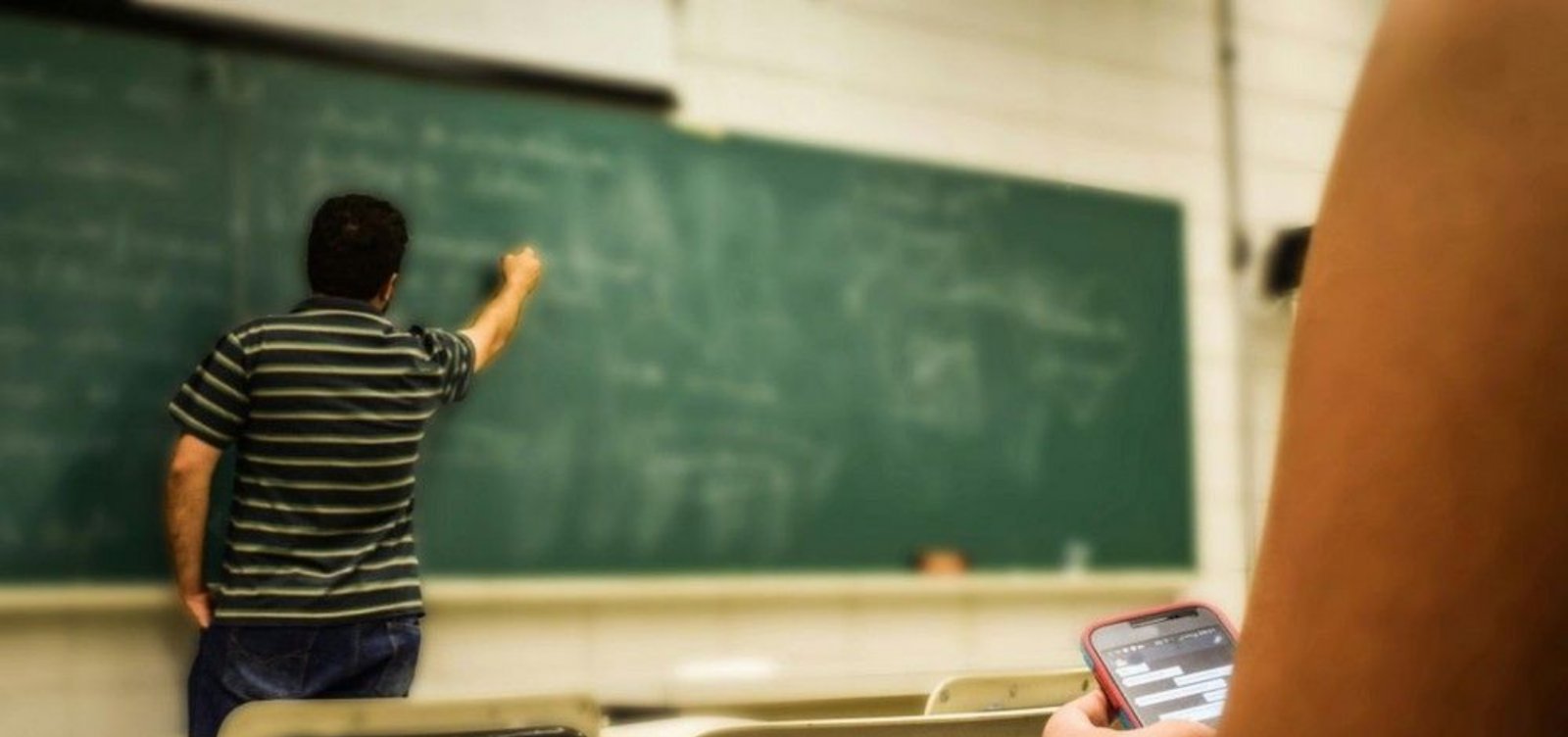Quase metade dos cursos EAD de formação de professores têm baixo desempenho no Enade, aponta MEC
