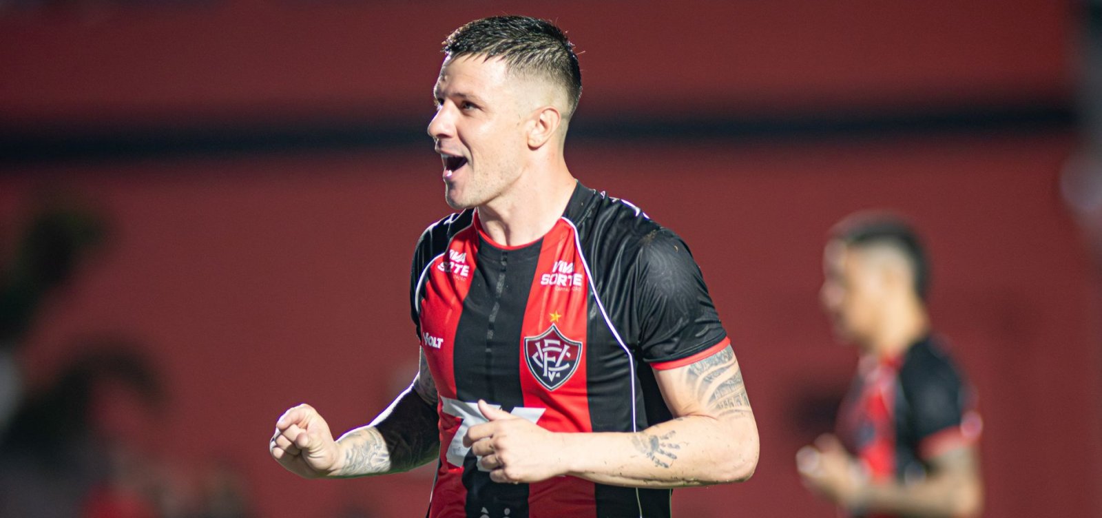 Com dois a mais, Vitória goleia o ABC e encaminha a vaga na final do Nordestão