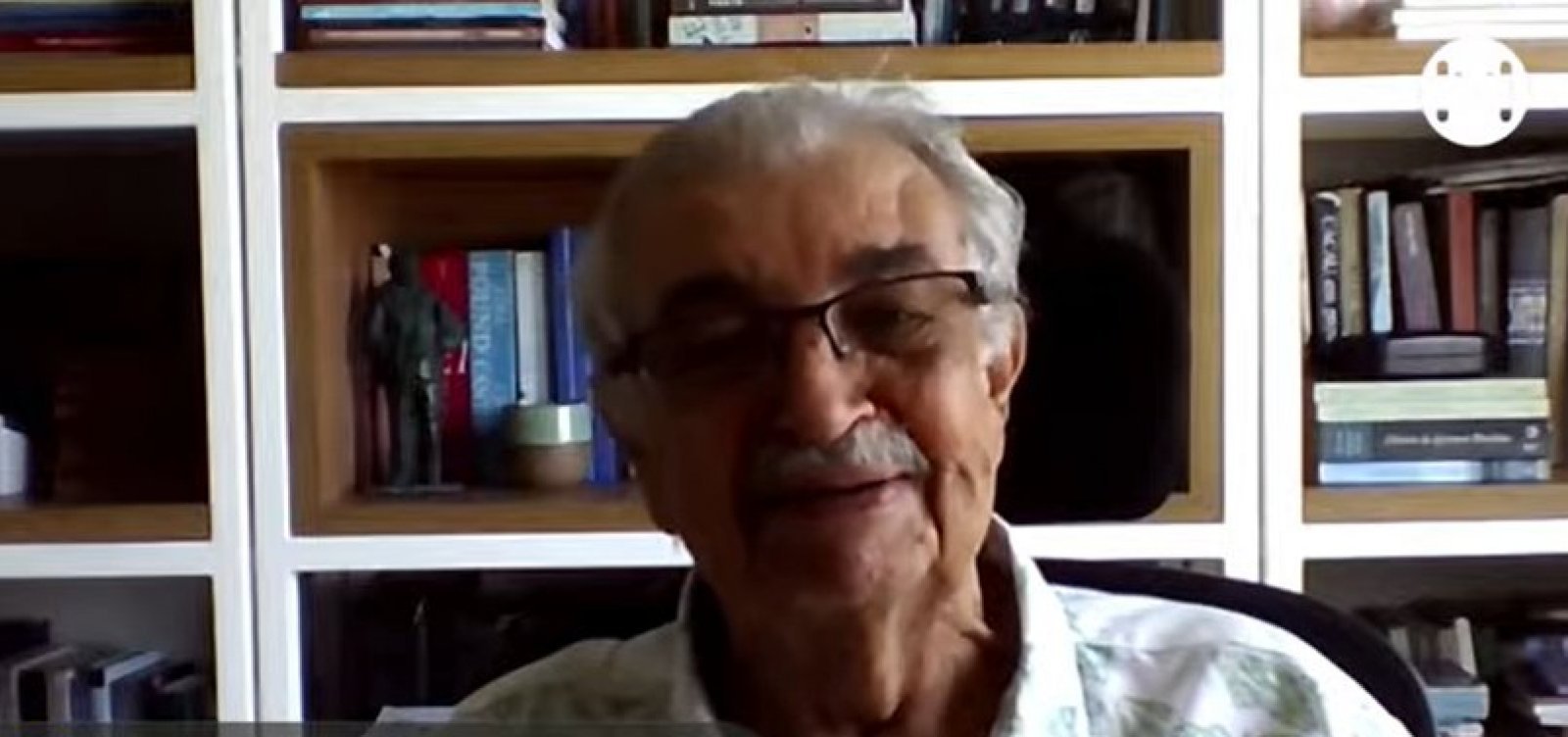 Florisvaldo Mattos lança livro de poesia erótica lírica aos 94 anos