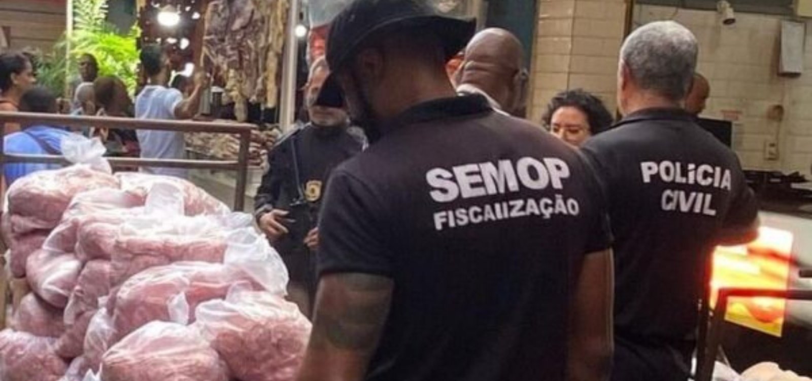 Operação apreende alimentos irregulares na Feira de São Joaquim
