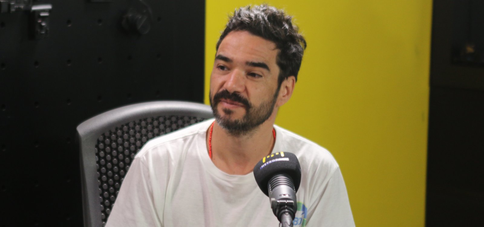 Caio Blat defende força do teatro diante da era digital: “presença humana é essencial”