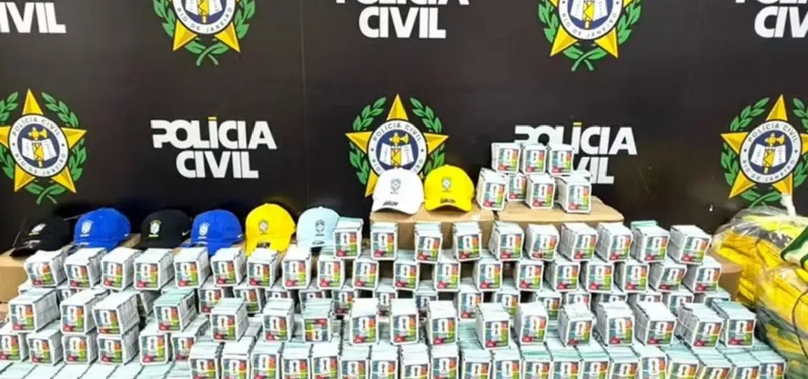 Polícia apreende mais de 200 mil figurinhas falsas da Copa de 2026 no RJ