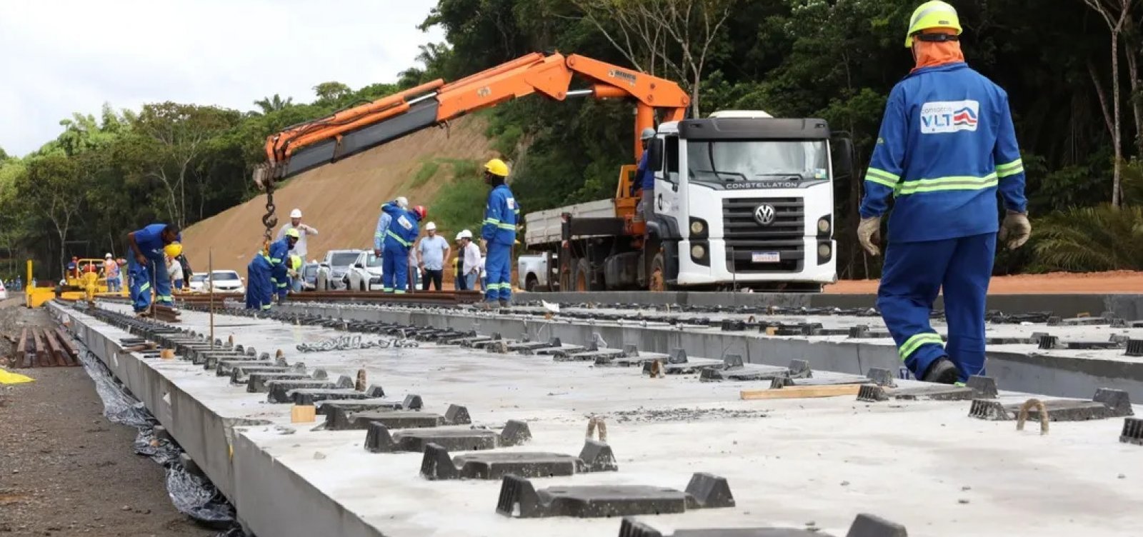 Obras do VLT provocam mudanças no trânsito da BR-324 em Salvador