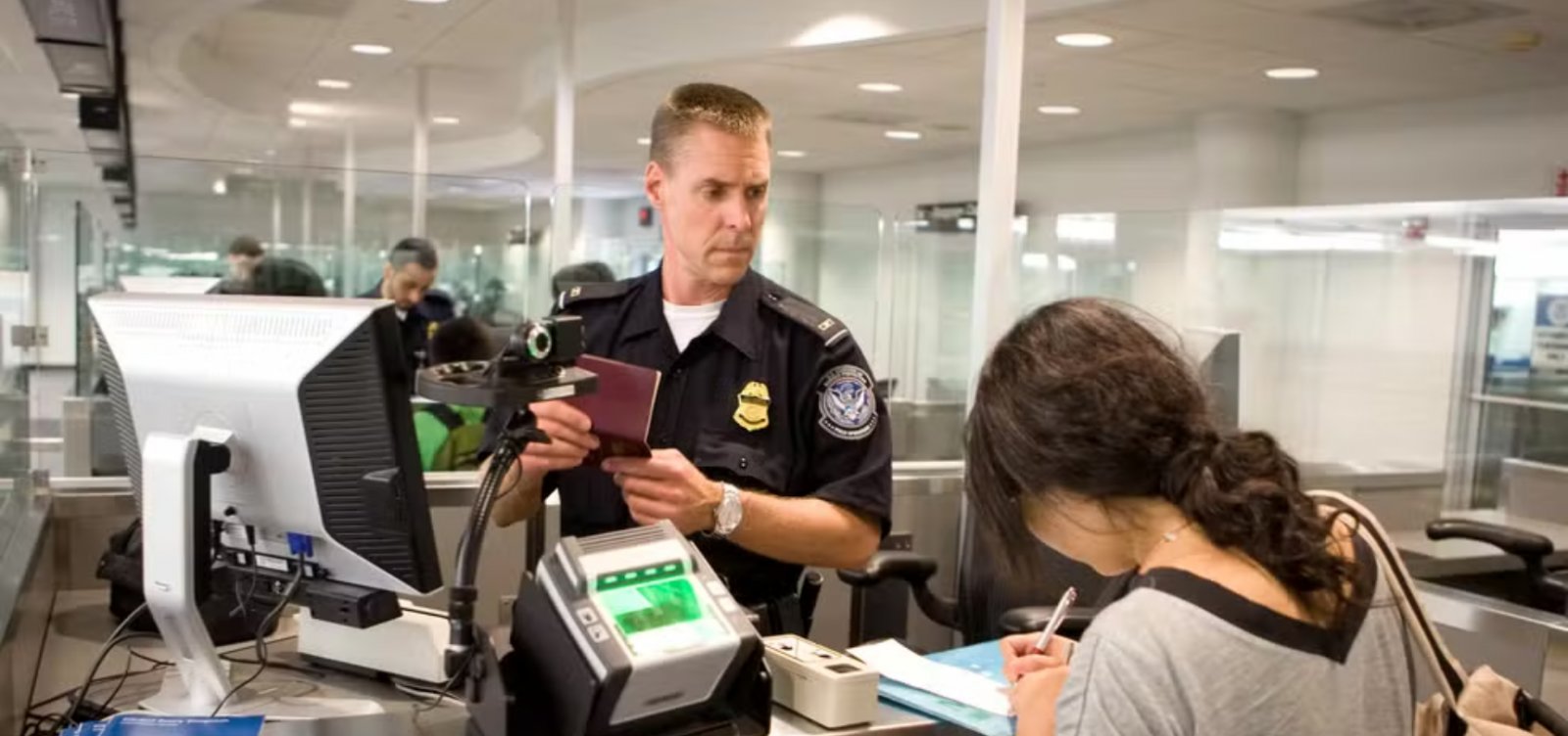 EUA mudam regra e exigem que pedido de green card seja feito no país de origem