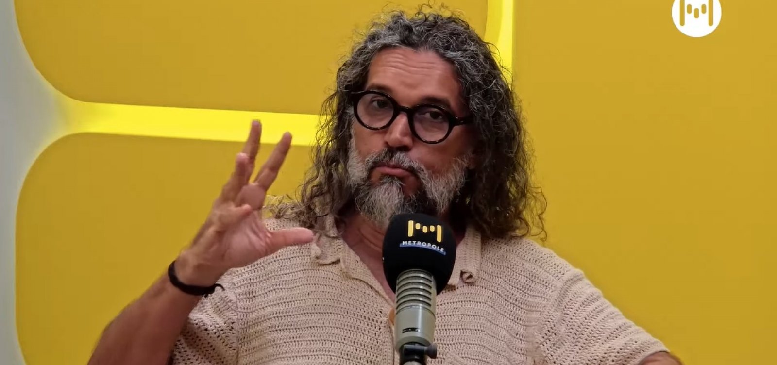 Franciel Cruz critica estereótipos e diz que “baianidade falsa” esvazia identidade cultural