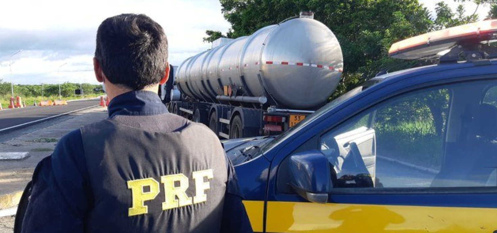 Colisão entre duas carretas bloqueia trecho da BR-324 sentido Feira de Santana