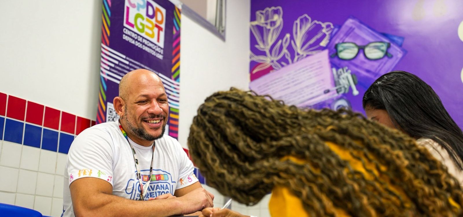 Caravana da Diversidade leva serviços à população LGBTQIAPN+ no Terminal Pituaçu em Salvador