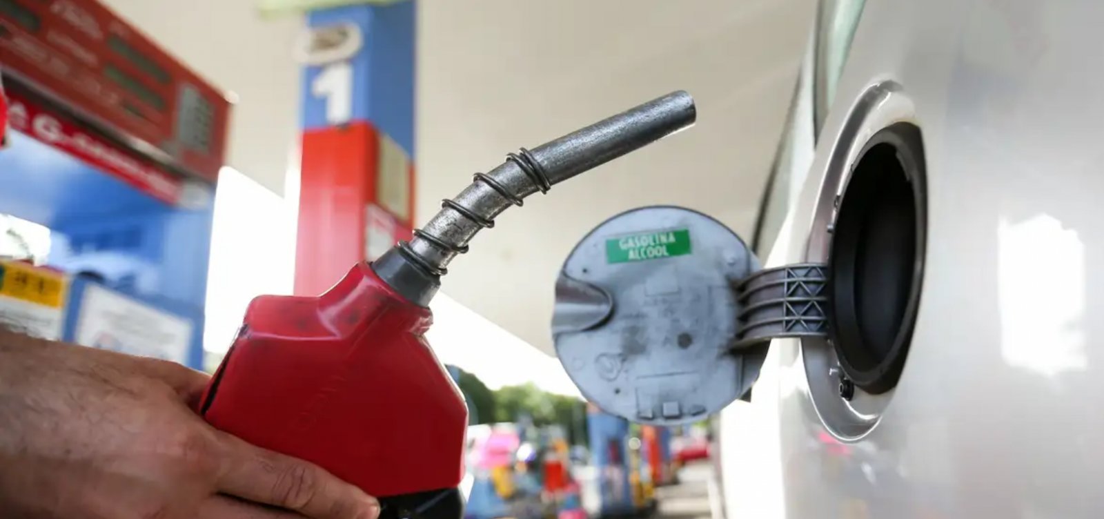 Governo federal anuncia auxílio temporário para reduzir impacto do preço da gasolina