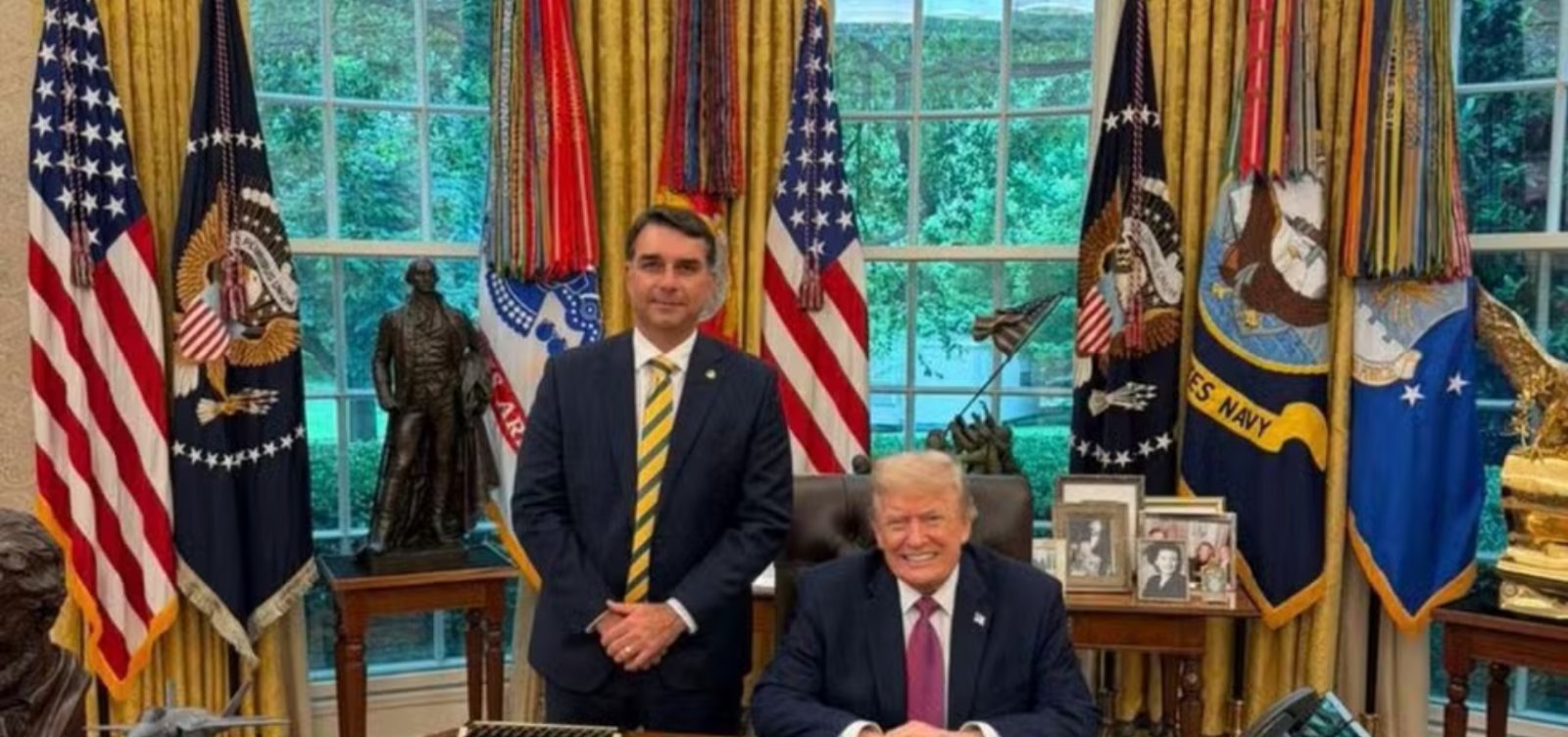 Flávio Bolsonaro é recebido por Donald Trump na Casa Branca