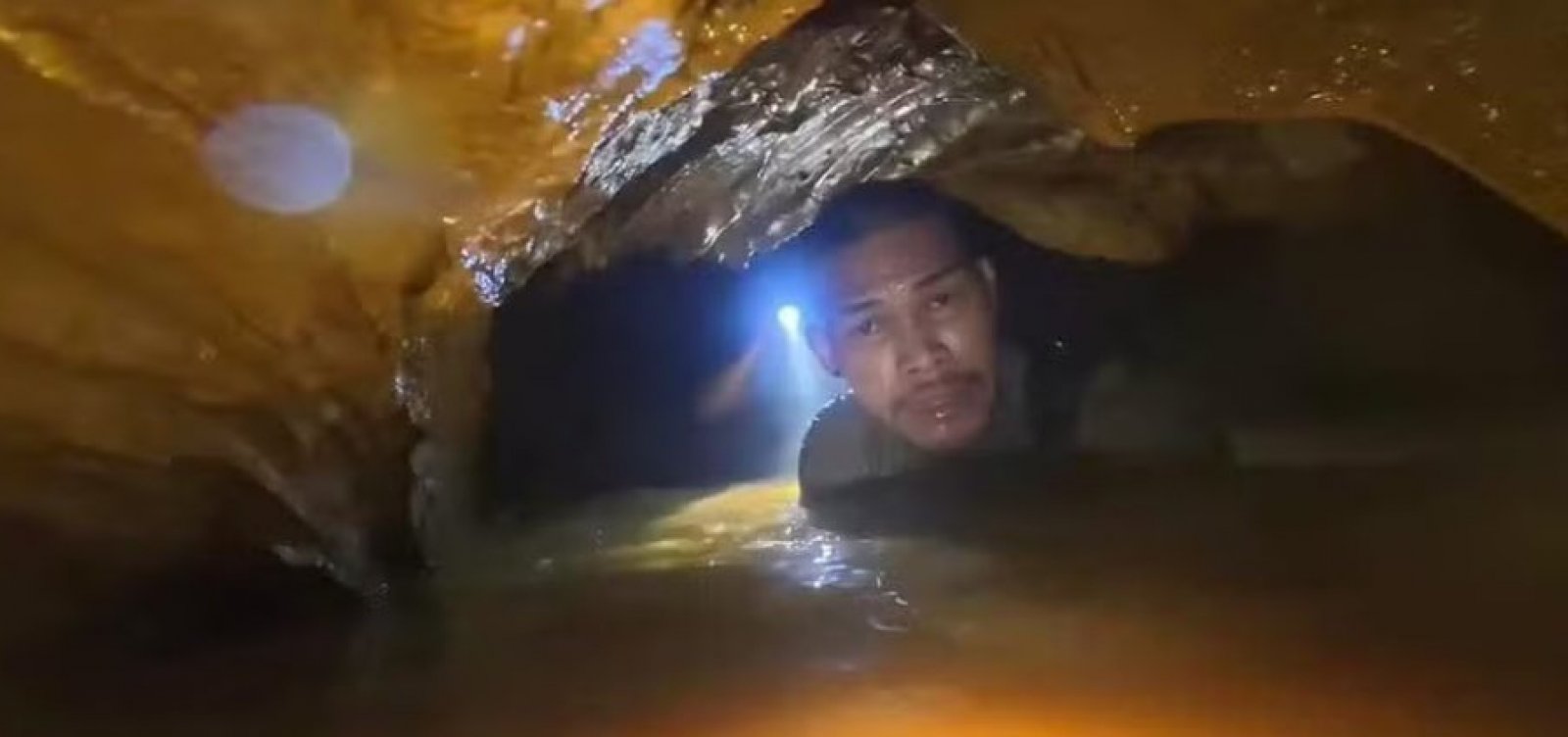 Cinco de sete pessoas são encontradas vivas após semana em caverna inundada no Laos