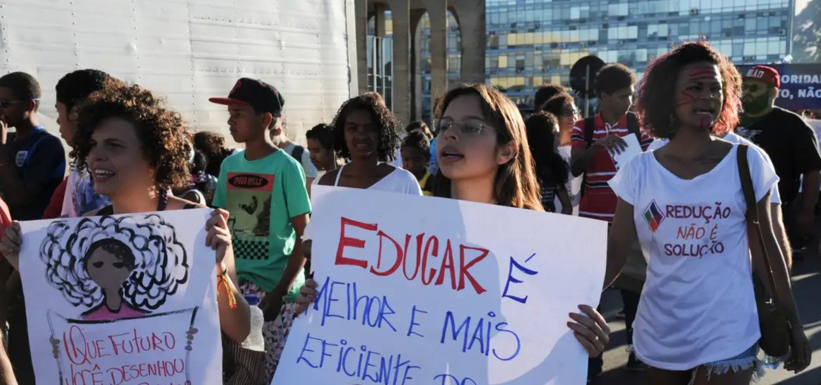 CCJ adia novamente análise de PEC que reduz maioridade penal