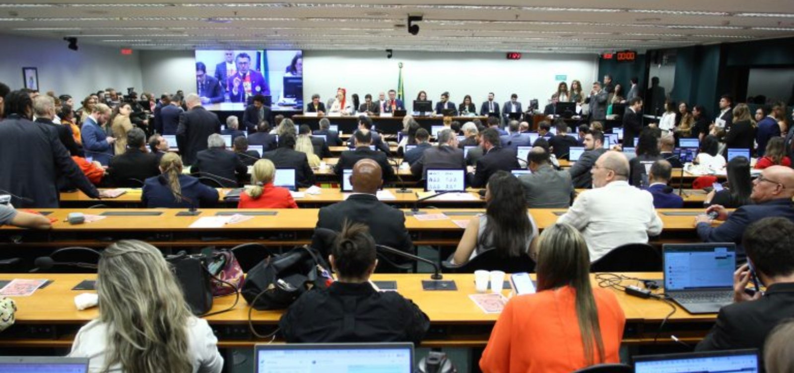 Fim da escala 6x1: Comissão da Câmara aprova parecer que reduz jornada de trabalho para 40 horas semanais