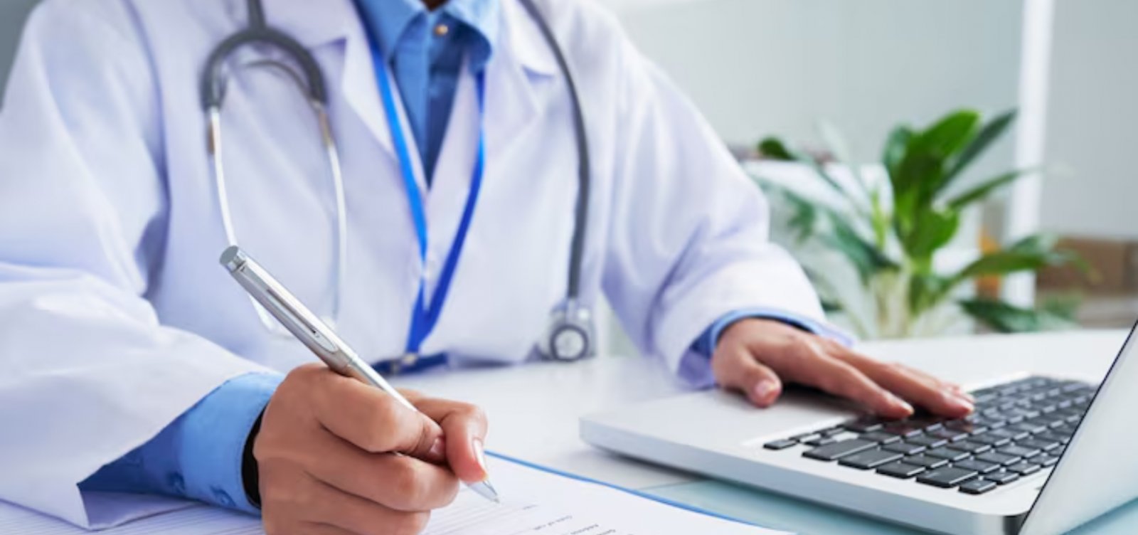 Brasil registra ao menos dois casos por dia de exercício ilegal da medicina; CFM lança canal de denúncias