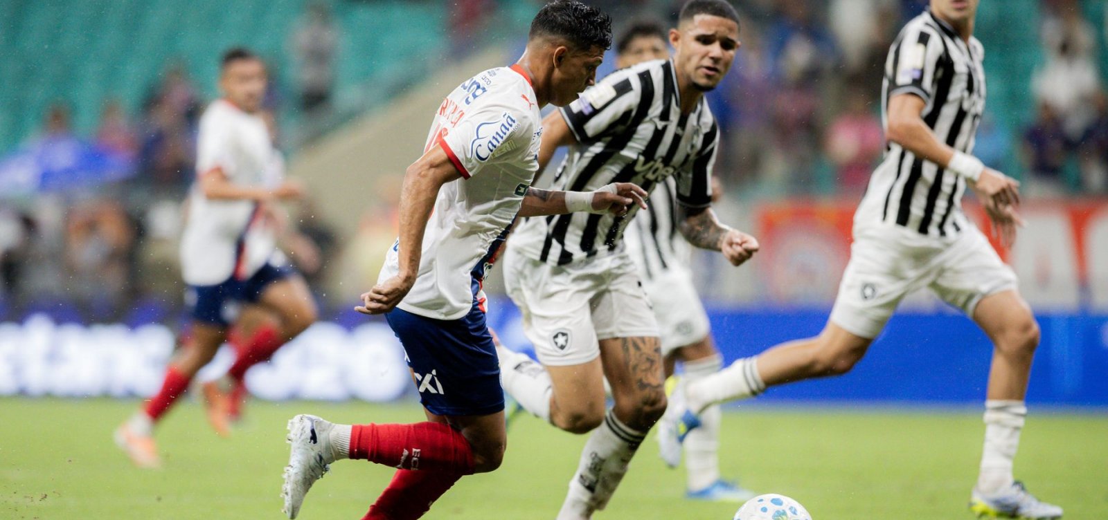 Com um homem a mais, Bahia vence o Botafogo de virada e encerra jejum