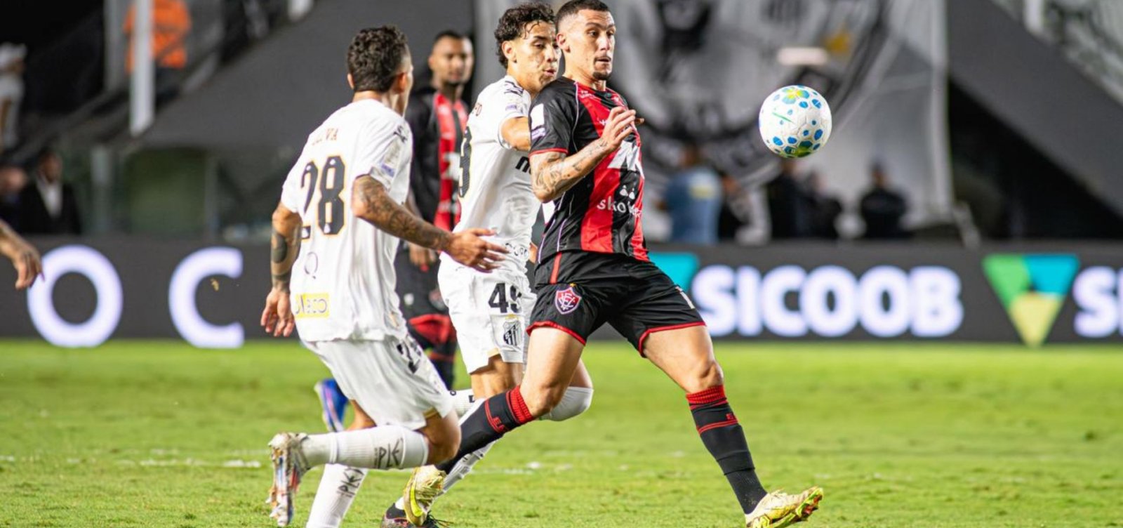 Vitória perde para o Santos e segue sem vencer fora de casa no Brasileirão