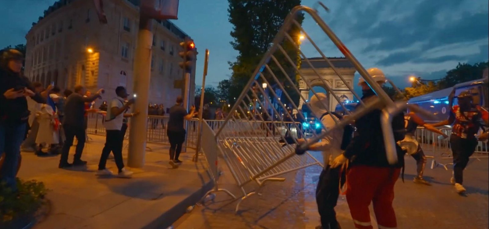Torcedores do PSG entram em confronto com a polícia durante festa pelo título da Champions