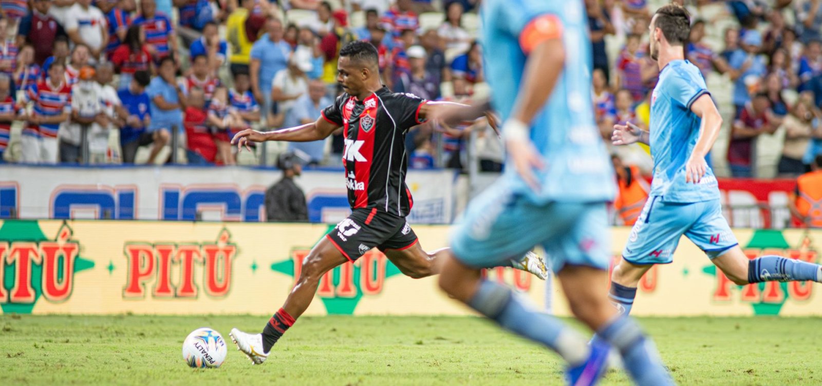 Vitória aproveita expulsão e "Lei do Ex" para bater o Fortaleza no 1º jogo da final