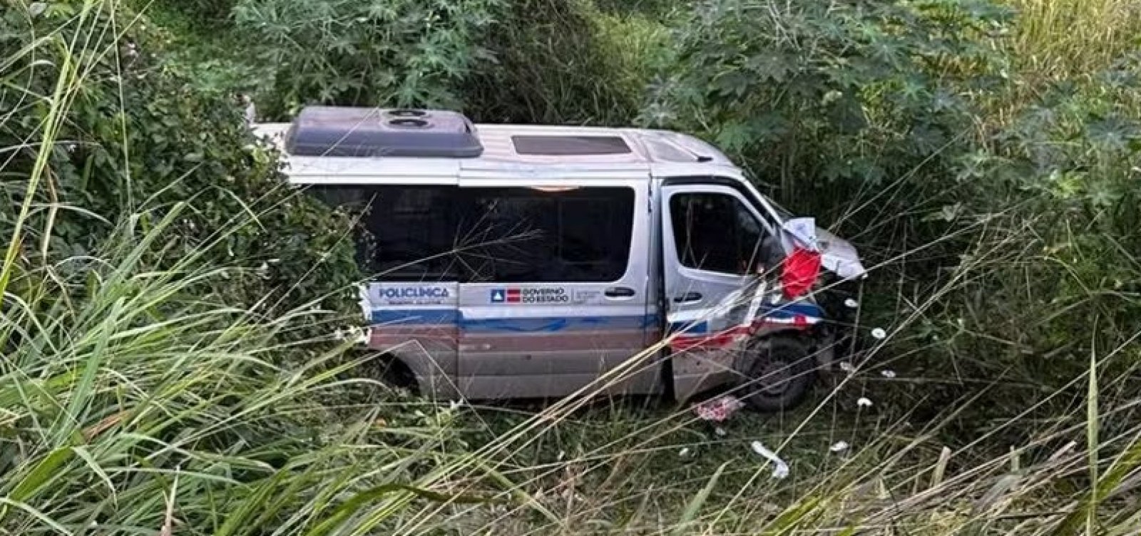 Acidente entre van e caminhonete deixa 16 feridos na BR-242