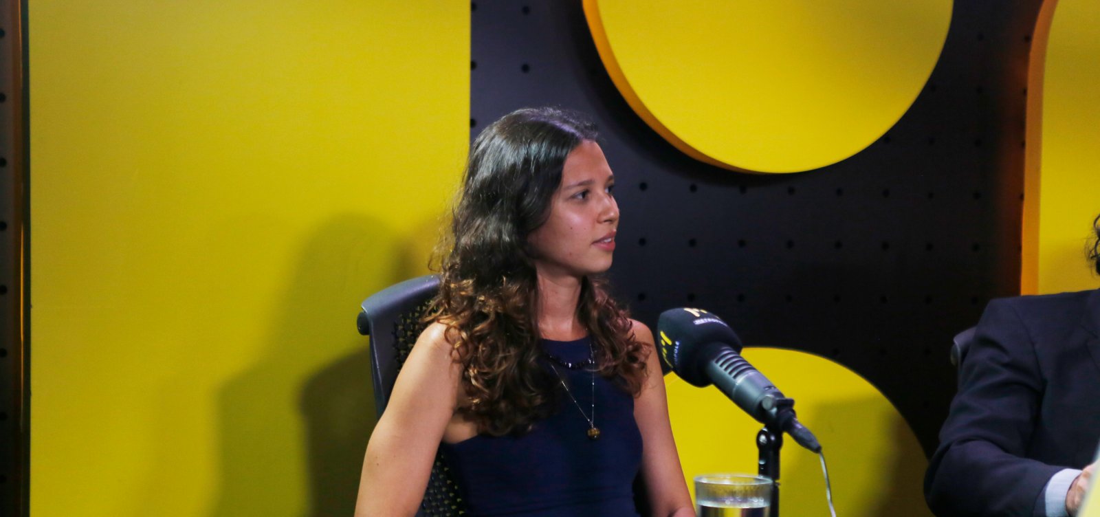 Atriz Carol Mota defende formação acadêmica na carreira teatral: "Atuar vai além de só decorar texto"