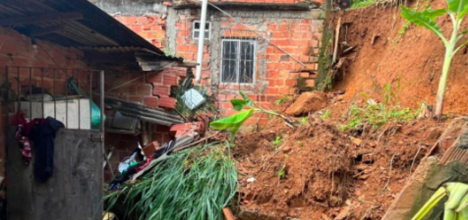 Deslizamento de terra atinge casa em Pirajá após fortes chuvas em Salvador 