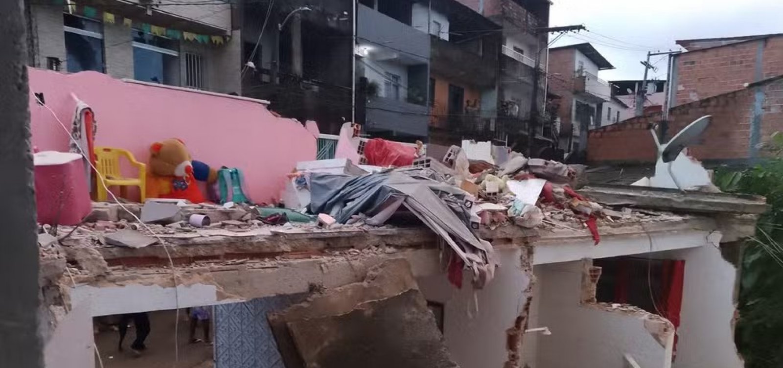 Imóvel de dois pavimentos desaba em Pirajá e deixa criança ferida