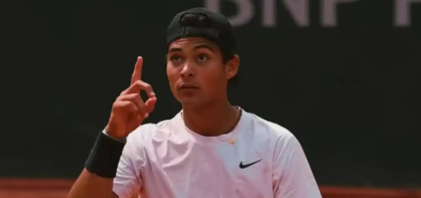 Tenista de 17 anos se torna campeão juvenil do Roland Garros