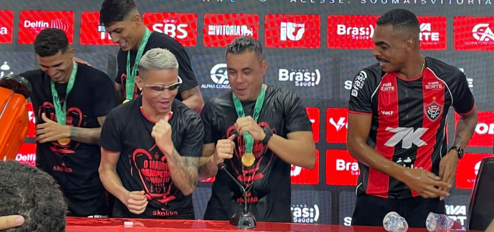 Após banho de gelo, Jair Ventura cancela coletiva após conquista do Vitória