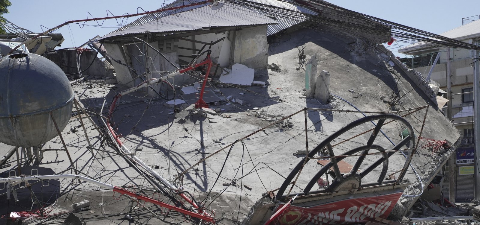 Terremoto de magnitude 7,8 nas Filipinas deixa dezenas de mortos e provoca destruição 