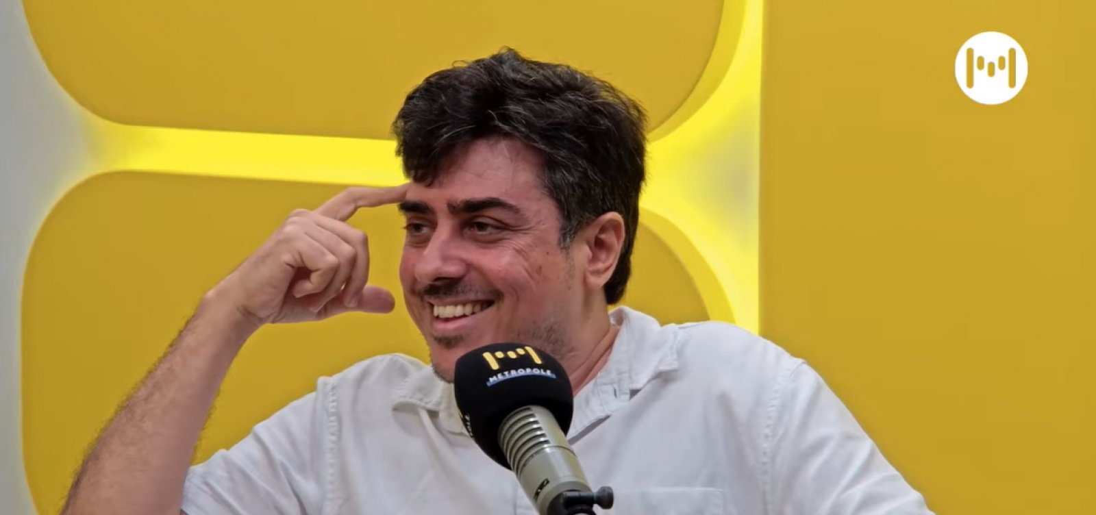 "O jornalismo vive hoje um problema de inteligência artificial e natural", diz Cláudio Leal