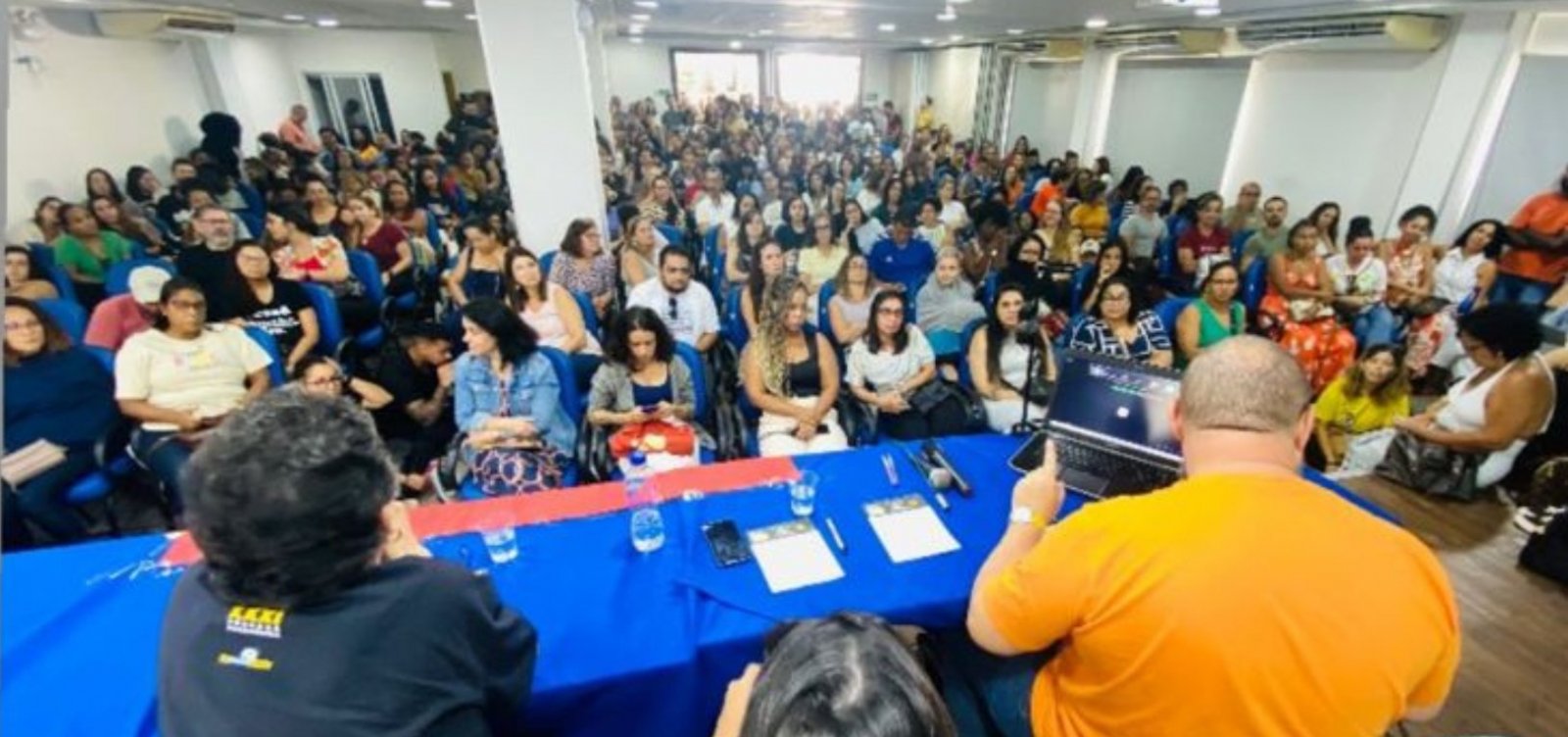 Professores da rede privada da Bahia aprovam estado de greve após impasse com donos de escolas