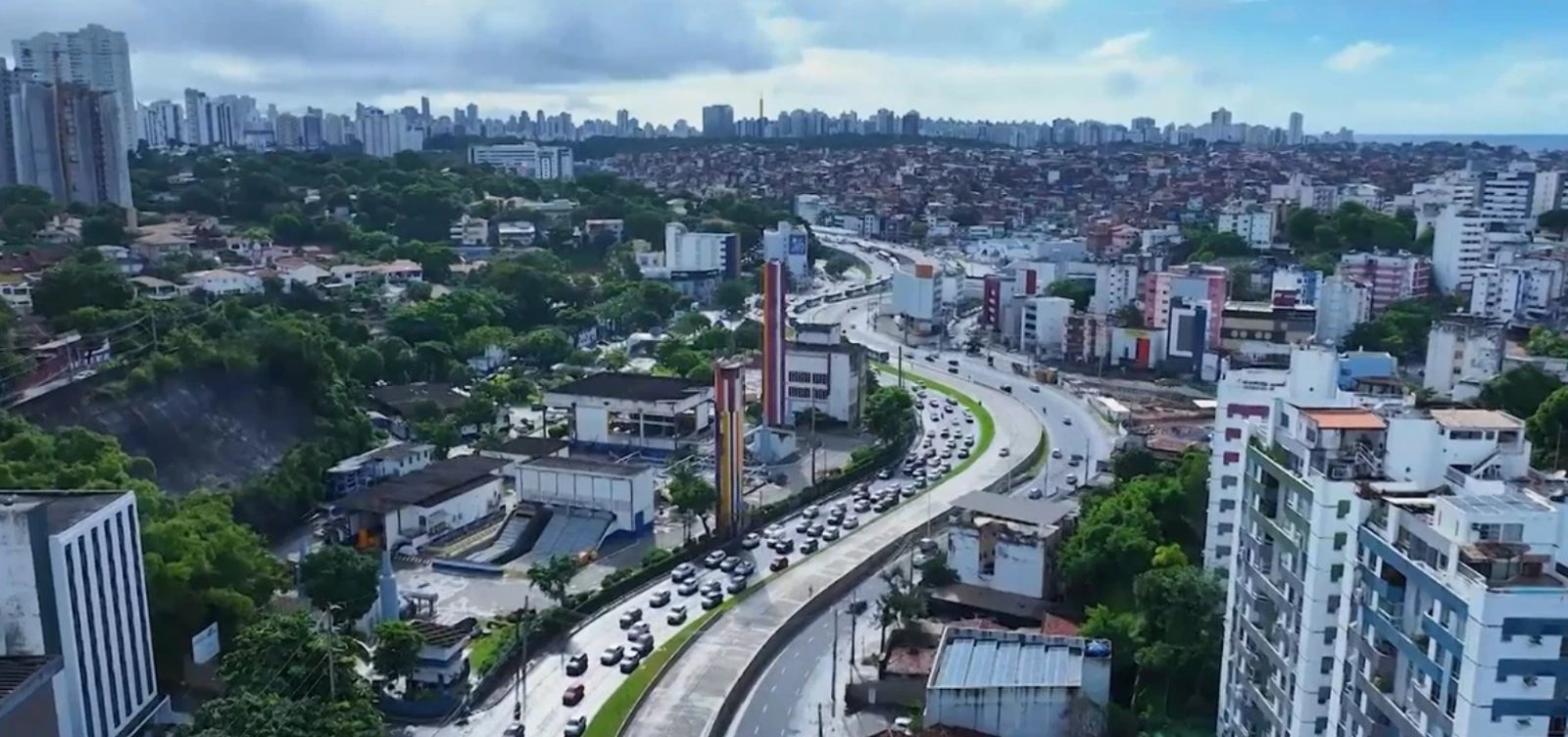 Obra de passarela fecha trecho da Juracy Magalhães e altera trânsito e ônibus em Salvador
