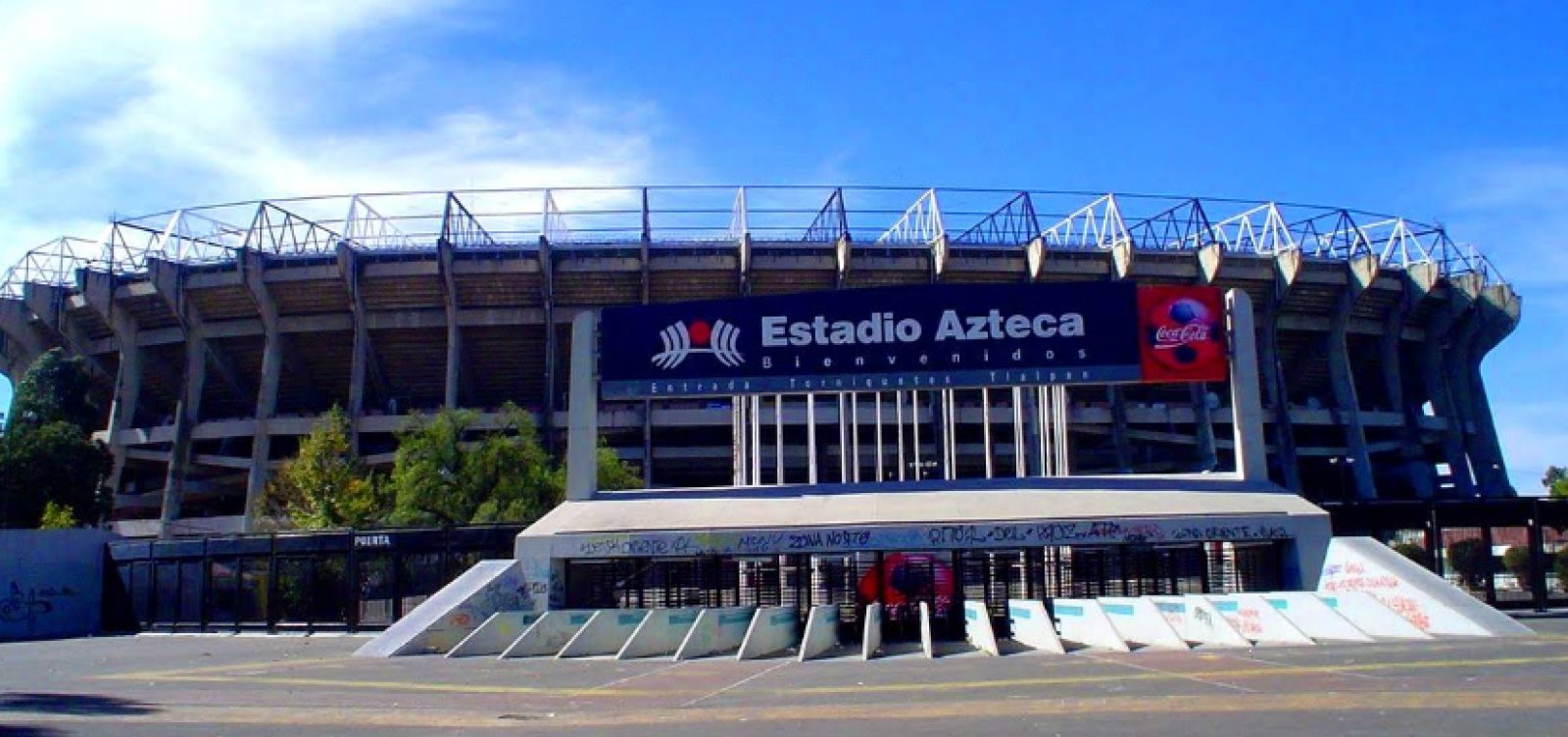 Polícia e manifestantes entram em confronto próximo ao Estádio Azteca antes de jogo inaugural
